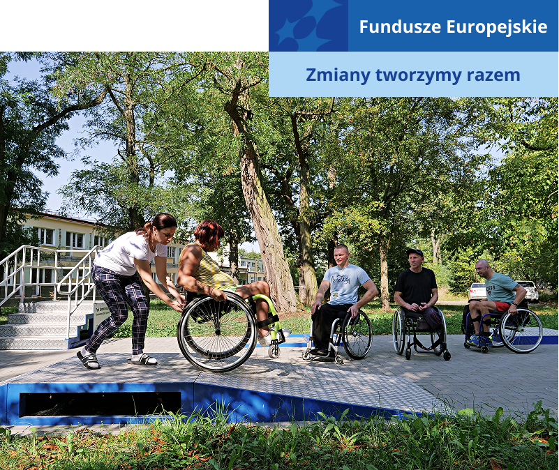 Na zdjęciu znajdują się cztery osoby na wózkach inwalidzkich, które przy wsparciu asystenta trenują pokonywanie przeszkód w specjalnie do tego zaprojektowanej przestrzeni w parku. Fotografia pochodzi z archiwum beneficjenta.