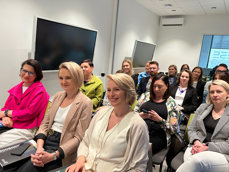 Zdjęcie ukazuje grupę kilkudziesięciu kobiet, które siedzą na widowni w trakcie konferencji. Fotografia pochodzi z archiwum beneficjenta.
