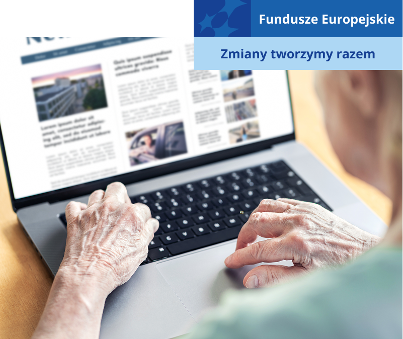 Ilustracja przedstawia starszą osobę przeglądającą internet za pomocą laptopa. Widoczny jest ekran komputera i ręce użytkownika. Zdjęcie pochodzi z adobe stock.