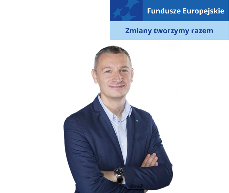 Zdjęcie przedstawia uśmiechniętego mężczyznę w średnim wieku, w garniturze, z założonymi rękami. Fotografia pochodzi z archiwum prywatnego.