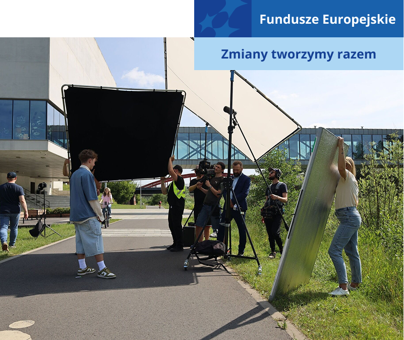 Na zdjęciu wykonanym wieczorową porą widoczny jest gmach szkoły z nową elewacją oraz teren przed nią, z latarniami, ławkami i roślinami. Fotografia pochodzi z archiwum beneficjenta.