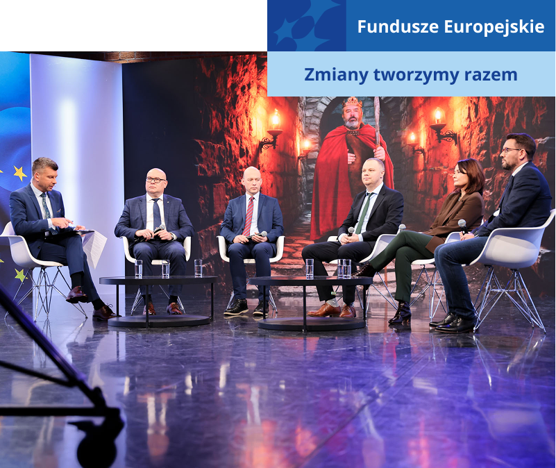 Zdjęcie wykonano podczas gali. Na scenie znajduje się sześć elegancko ubranych osób, w tym pięciu mężczyzn i jedna kobieta. W tle znajduje się ekran, na którym wyświetlona jest flaga Unii Europejskiej oraz postać króla Bolesława Chrobrego w koronie, czerwonej pelerynie, z mieczem, w kamiennym korytarzu. Fotografia pochodzi z archiwum Urzędu Marszałkowskiego Województwa Wielkopolskiego. 