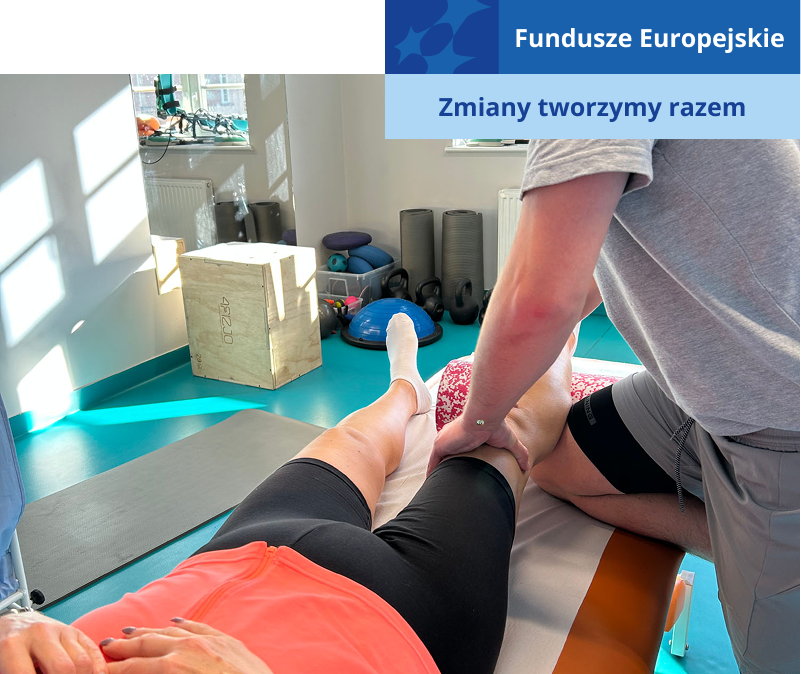 Fotografia przedstawia fizjoterapeutę, który masuje prawą łydkę pacjentki, leżącej na kozetce. Zdjęcie pochodzi z archiwum beneficjenta.