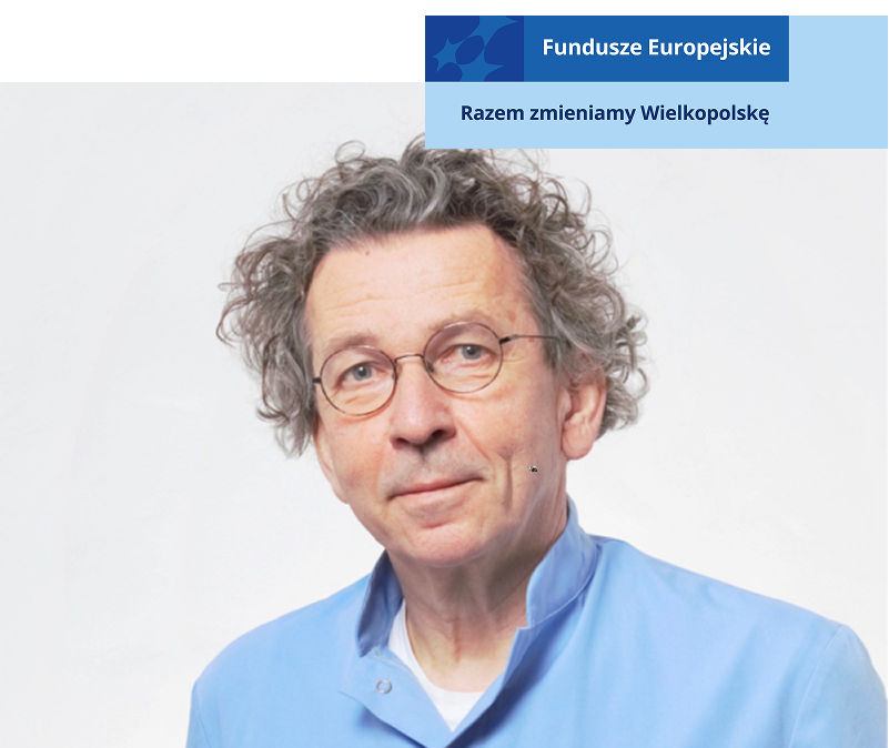 Na zdjęciu znajduje się mężczyzna w średnim wieku, o siwych kręconych włosach, w okrągłych okularach i jasnoniebieskiej koszulce. Fotografia pochodzi z archiwum prywatnego.