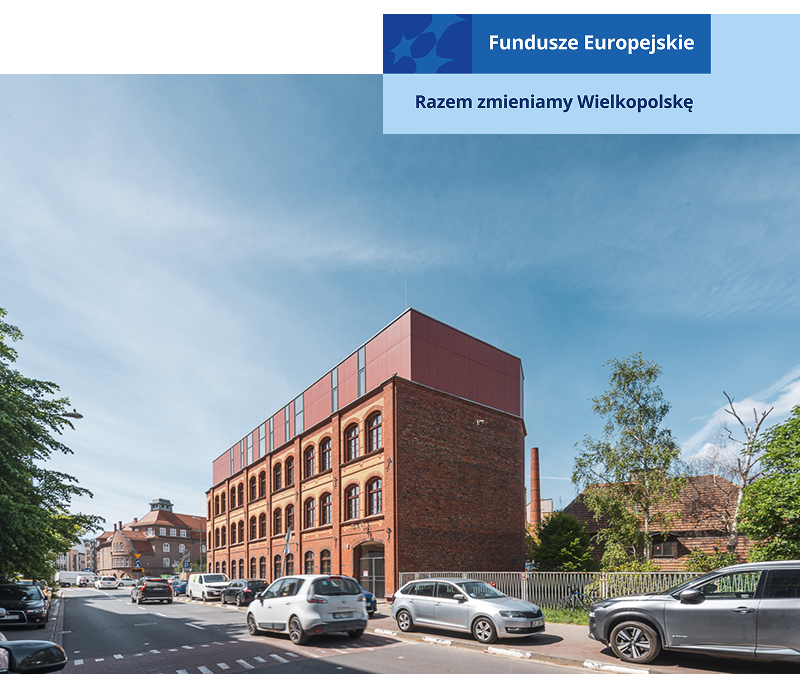 Na zdjęciu widoczny jest budynek w kształcie prostopadłościanu. Prawie wszystkie kondygnacje są ceglane, za wyjątkiem ostatniej, stworzonej w nowoczesnym stylu. Fotografia pochodzi z archiwum beneficjenta.