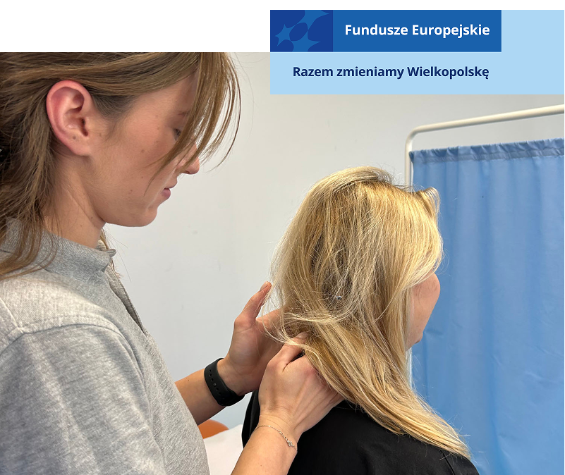 Ilustracja przedstawia fizjoterapeutkę, która wykonuje masaż odcinka szyjnego kręgosłupa pacjentki siedzącej przed nią. Zdjęcie pochodzi z archiwum beneficjenta.