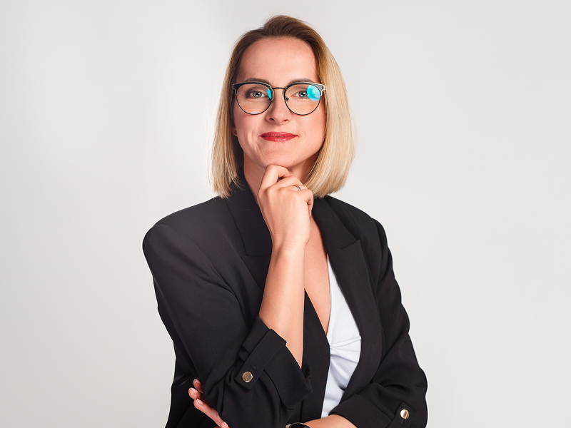 Na zdjęciu znajduje się elegancka kobieta w jasnych włosach i okularach. Fotografia pochodzi z archiwum prywatnego.