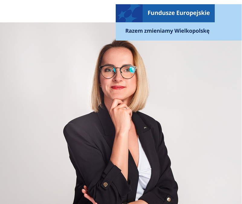 Na zdjęciu znajduje się elegancka kobieta w jasnych włosach i okularach. Fotografia pochodzi z archiwum prywatnego.