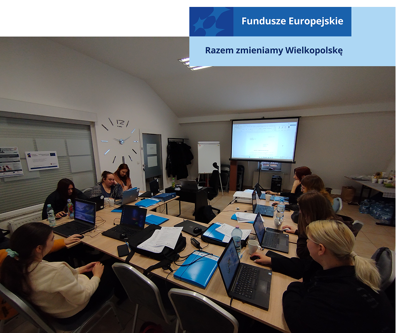 Zdjęcie wykonano podczas kursu komputerowego. Przy stanowiskach komputerowych siedzi kilka kobiet. Fotografia pochodzi z archiwum beneficjenta.