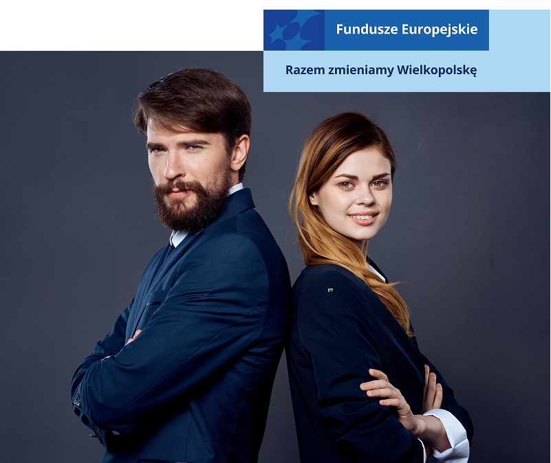 Zdjęcie przedstawia dwie elegancko ubrane osoby – kobietę i mężczyznę, stojących do siebie plecami, na ciemnym tle. Fotografia pochodzi z adobe stock.