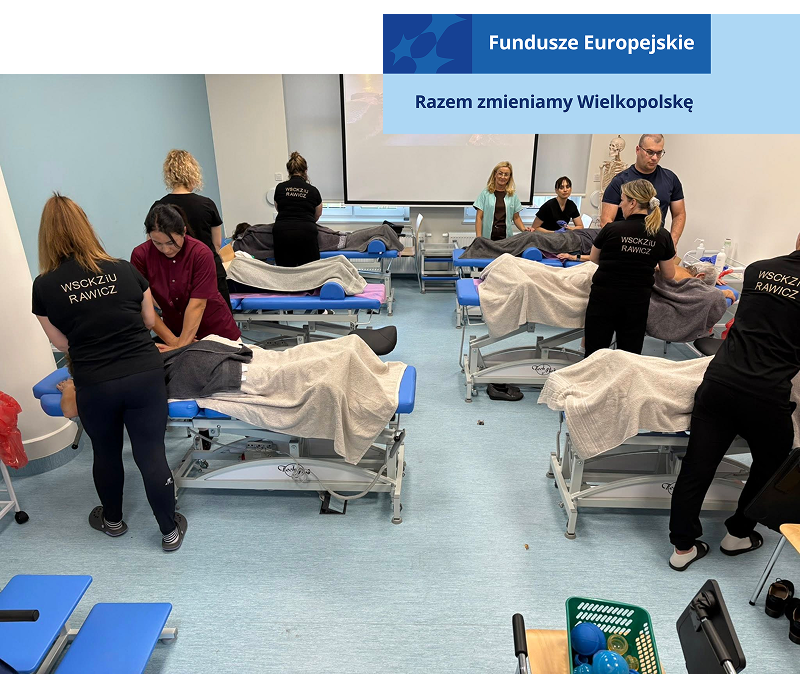 Fotografia przedstawia kurs masażysty, prowadzony w nowoczesnej sali. Widoczni są pacjenci leżący na kozetkach, instruktorzy oraz kursanci. Zdjęcie pochodzi z archiwum beneficjenta.