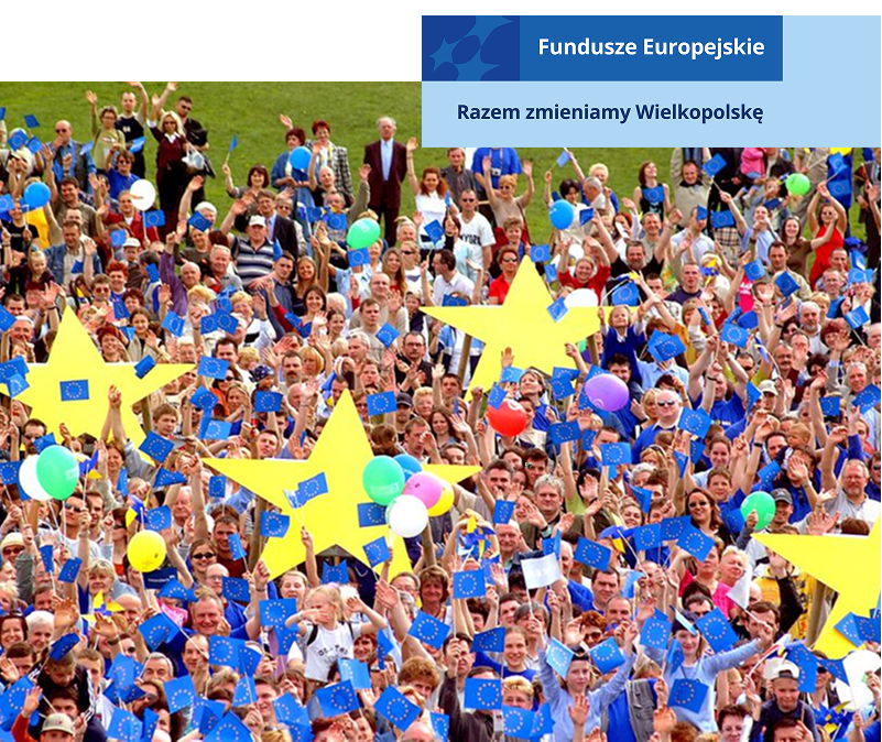 Na zdjęciu widoczny jest tłum ludzi stojących na trawie trzymających unijne flagi, balony czy żółte gwiazdy. Fotografia pochodzi z archiwum Urzędu Marszałkowskiego Województwa Wielkopolskiego.