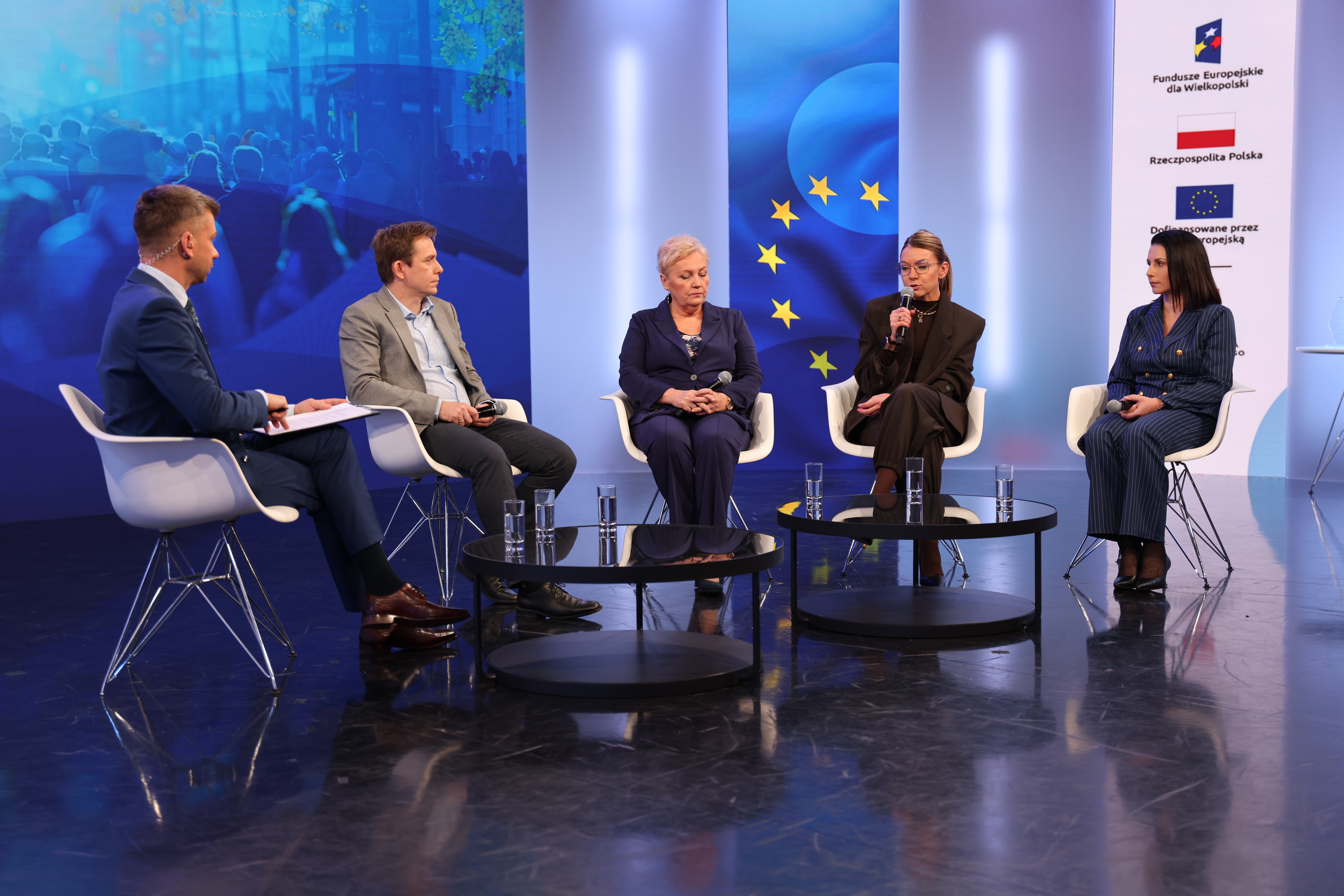 Na zdjęciu widać pięć osób, na głównym planie napis Fundusze Europejskie