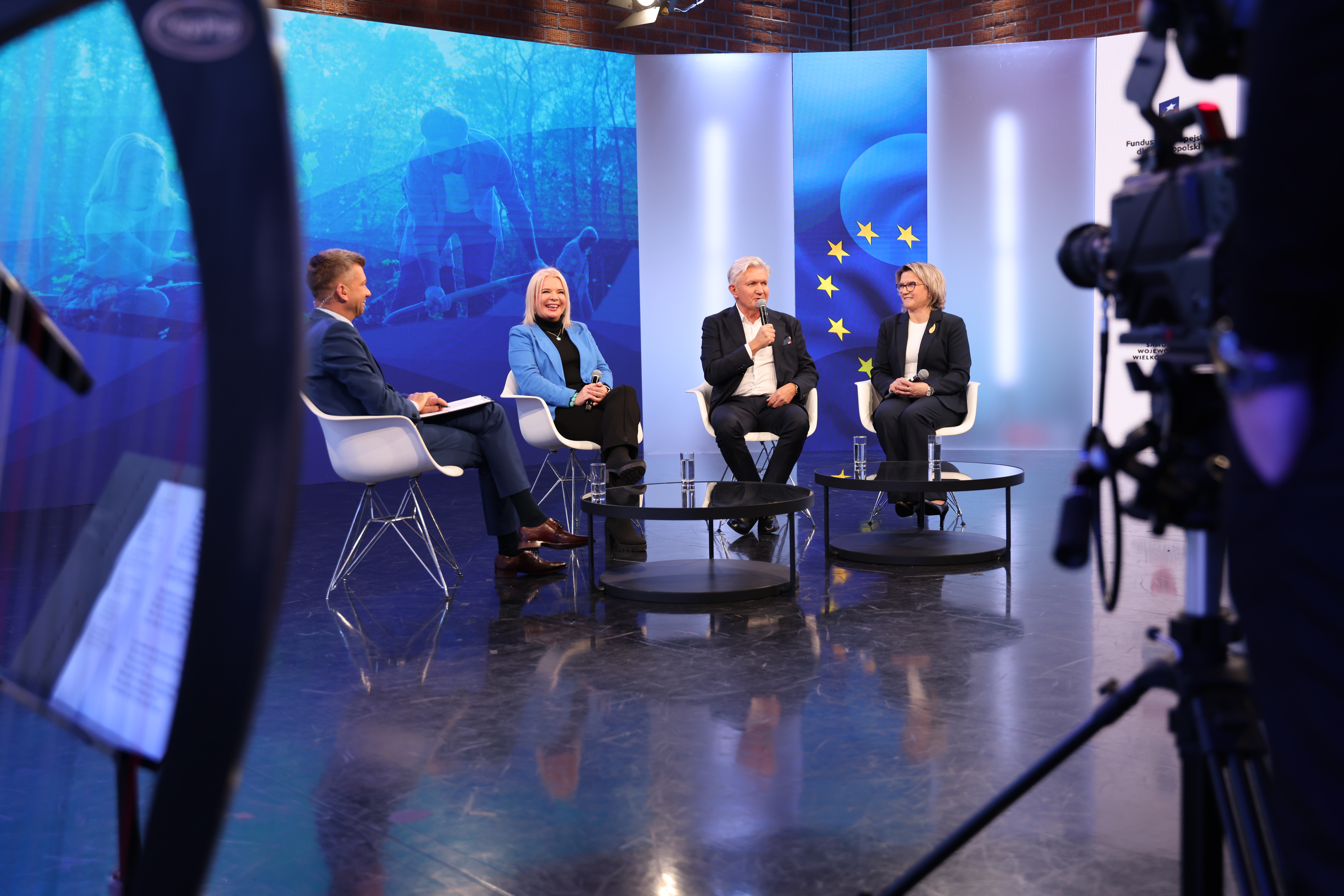 Na zdjęciu kilka osób uśmiechających się.