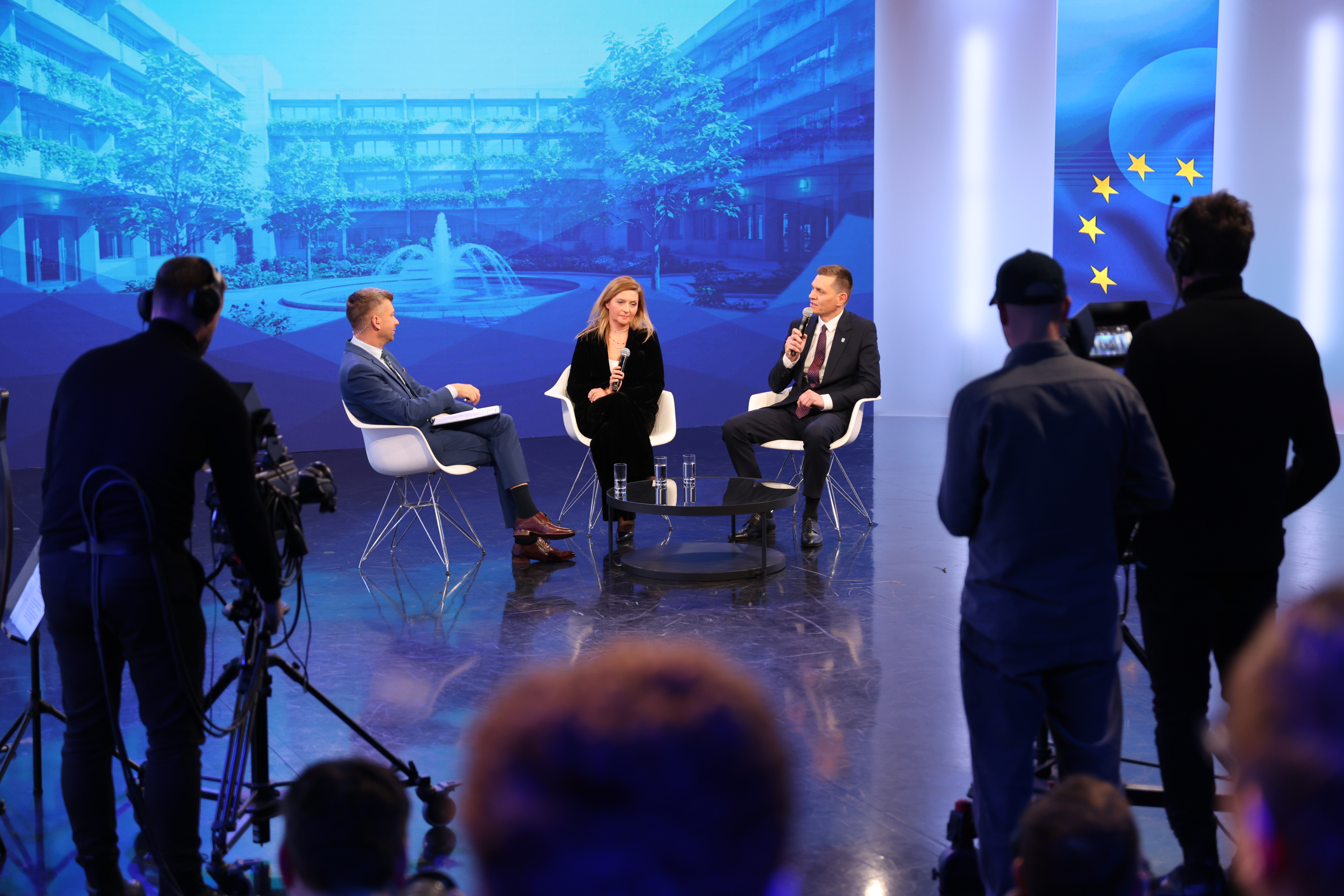 Widać trzy rozmawiające na scenie osoby