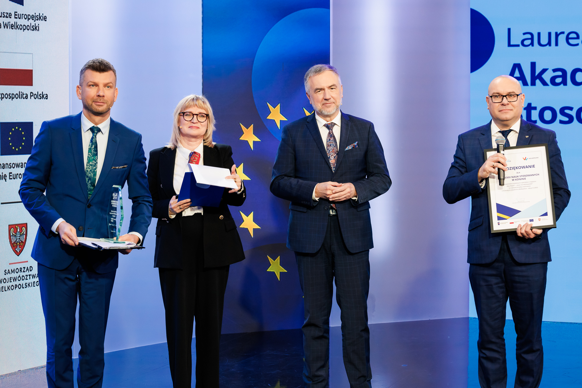 Na zdjęciu kilka osób uśmiechających się.