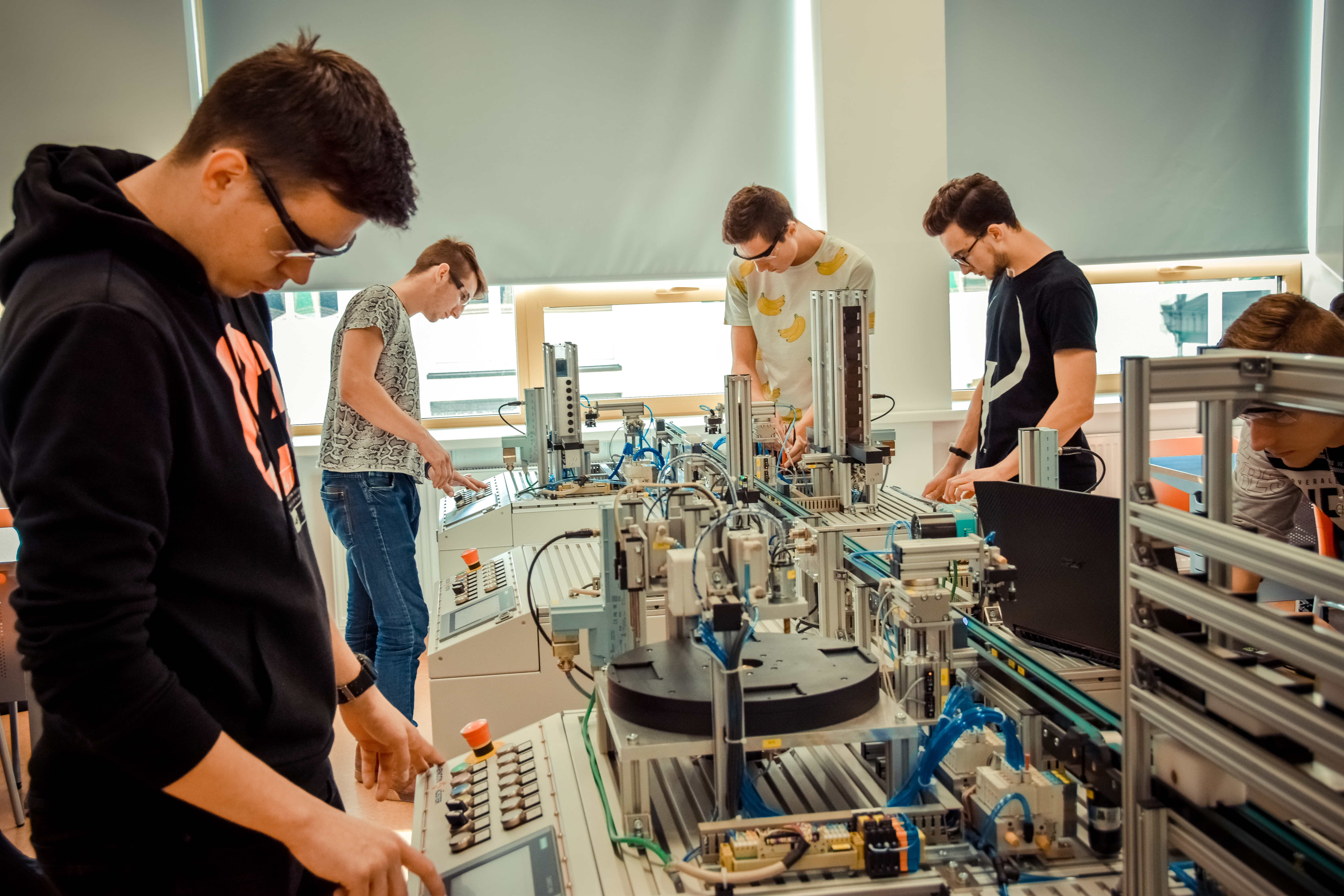 Czterech młodych chłopaków w laboratorium 