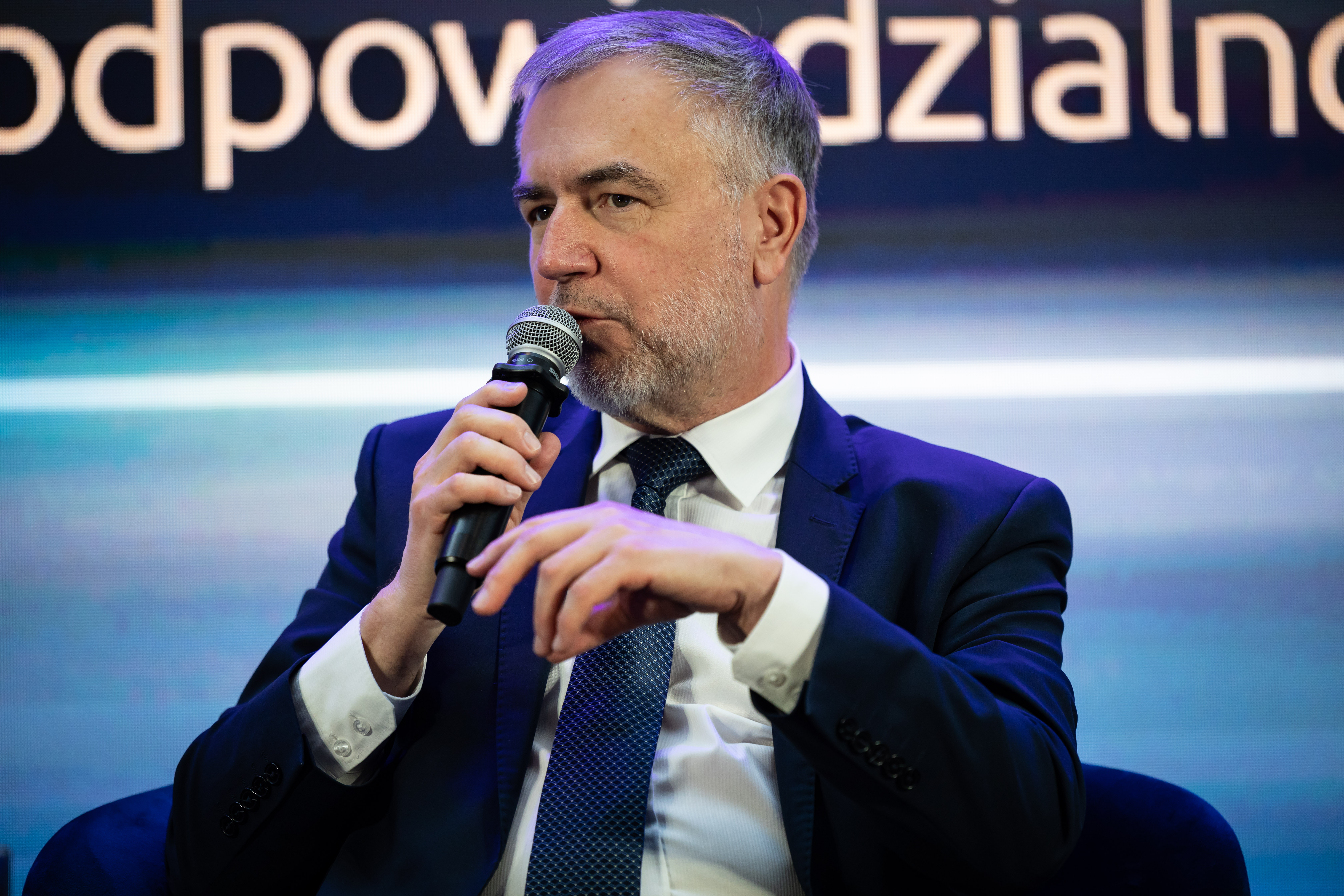 Na zdjęciu widać marszałka woj. wielkopolskiego który przemawia 