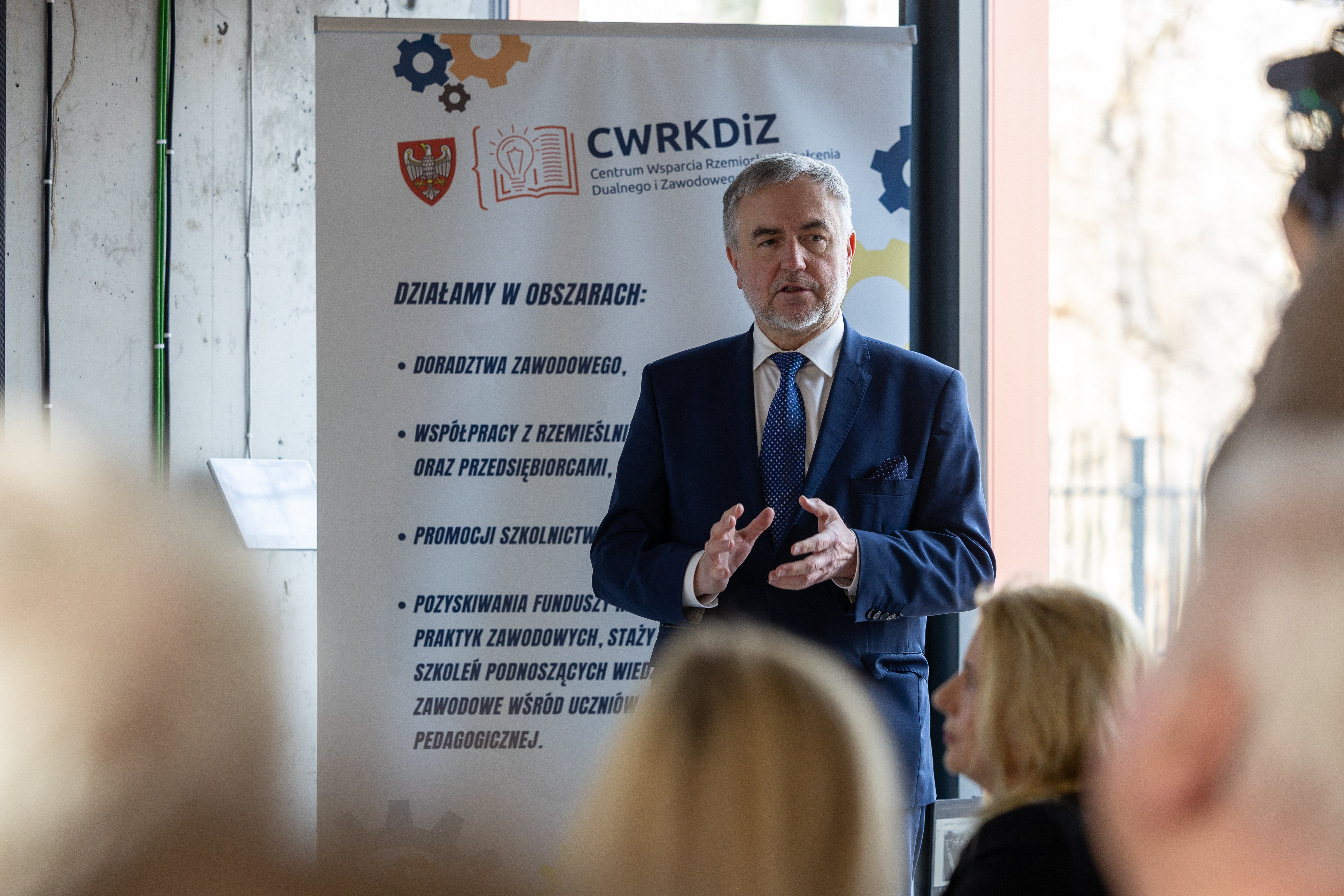 Na zdjęciu przemawiający mężczyzna 