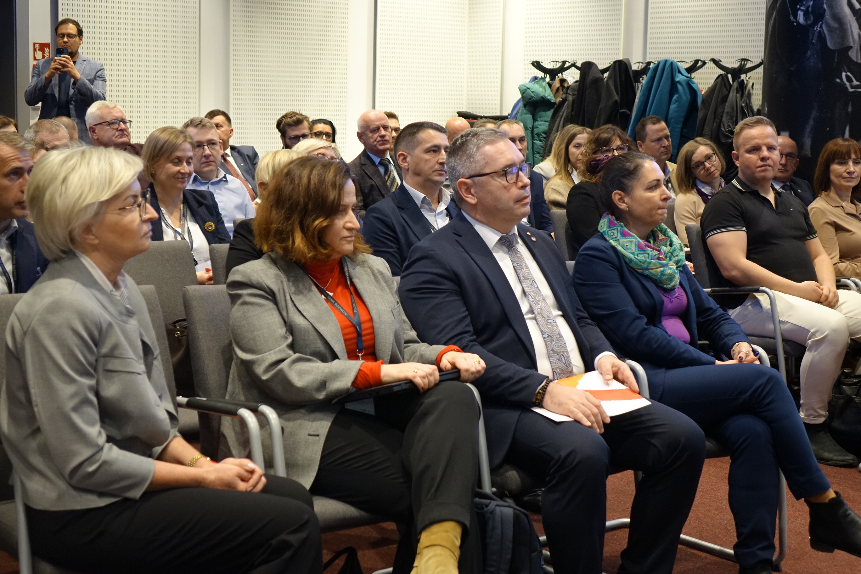 Na zdjęciu trzy kobiety i jeden mężczyzna 