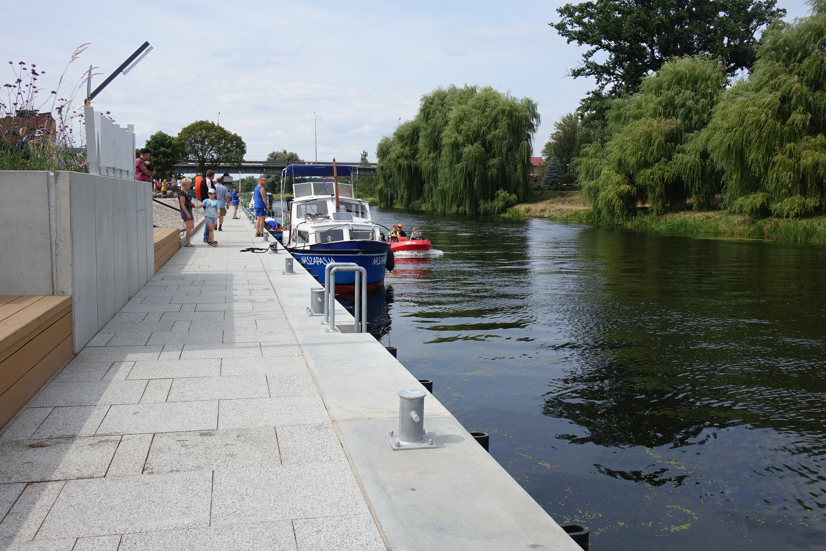 Na zdjęciu łódka cumująca przy brzegu rzeki