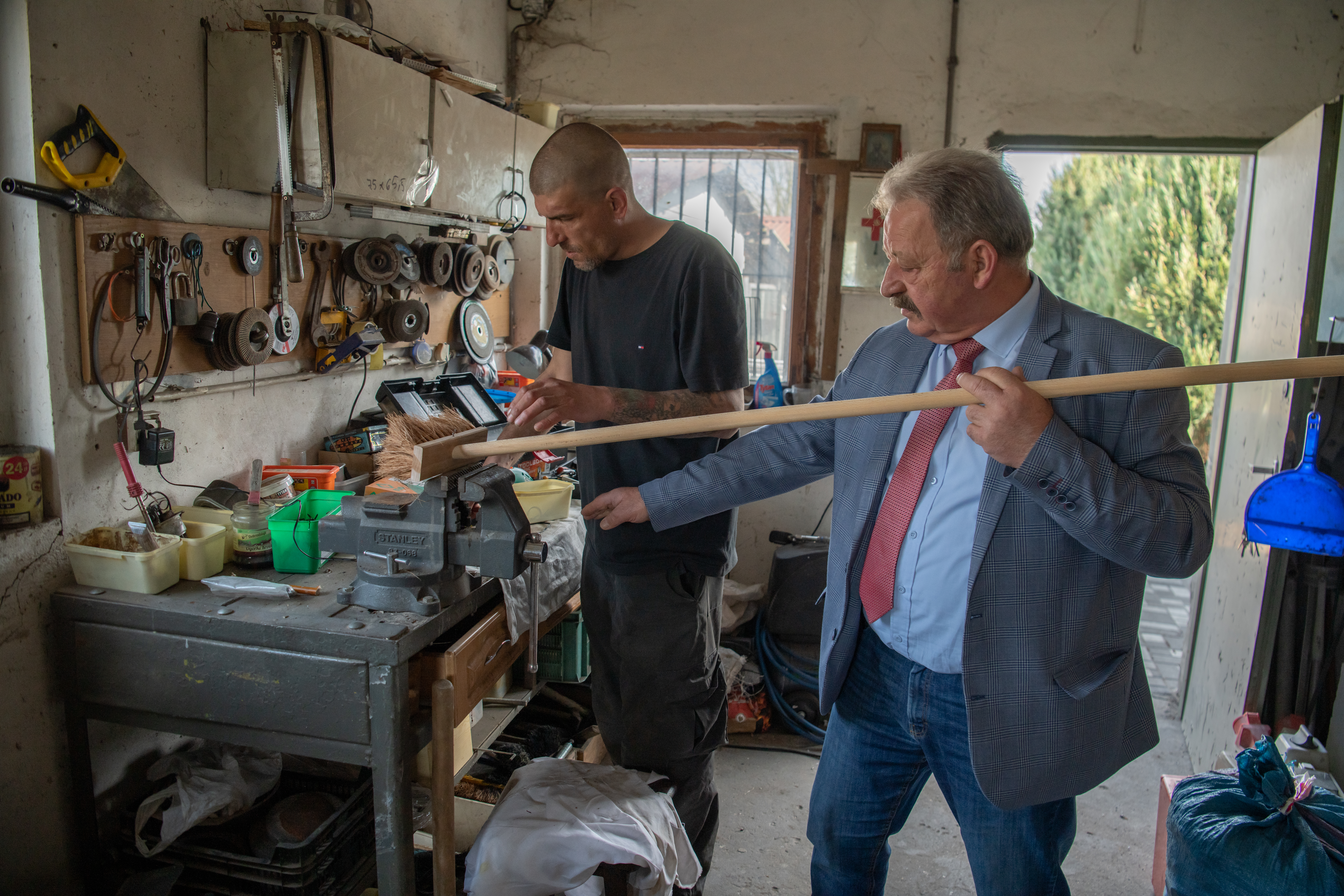 Na zdjęciu osoby pracujące w warsztacie 