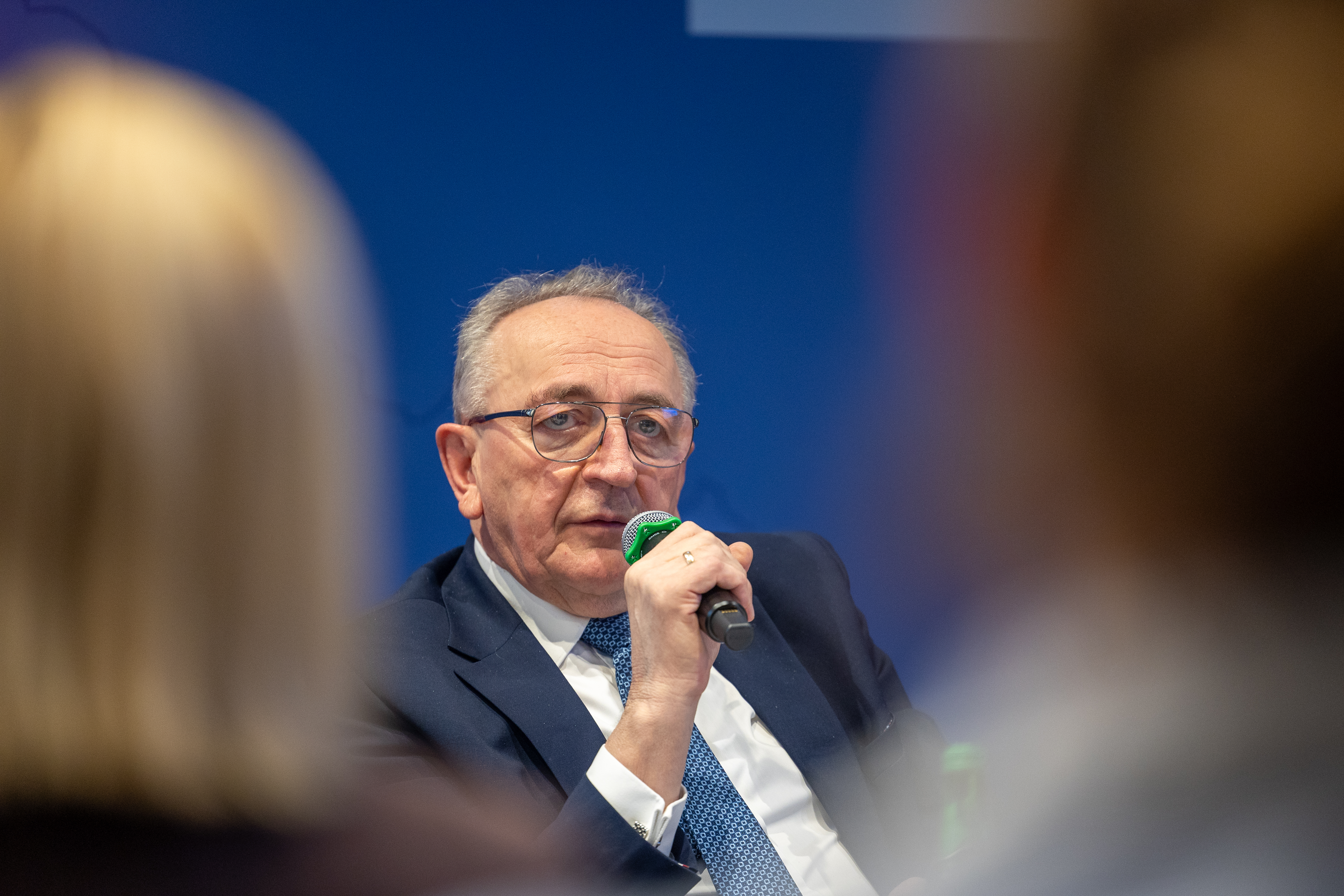 Na zdjęciu osoba trzymająca mikrtofon 