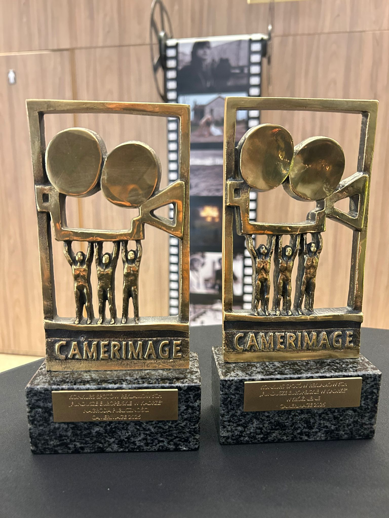 Na zdjęciu dwie statuetki