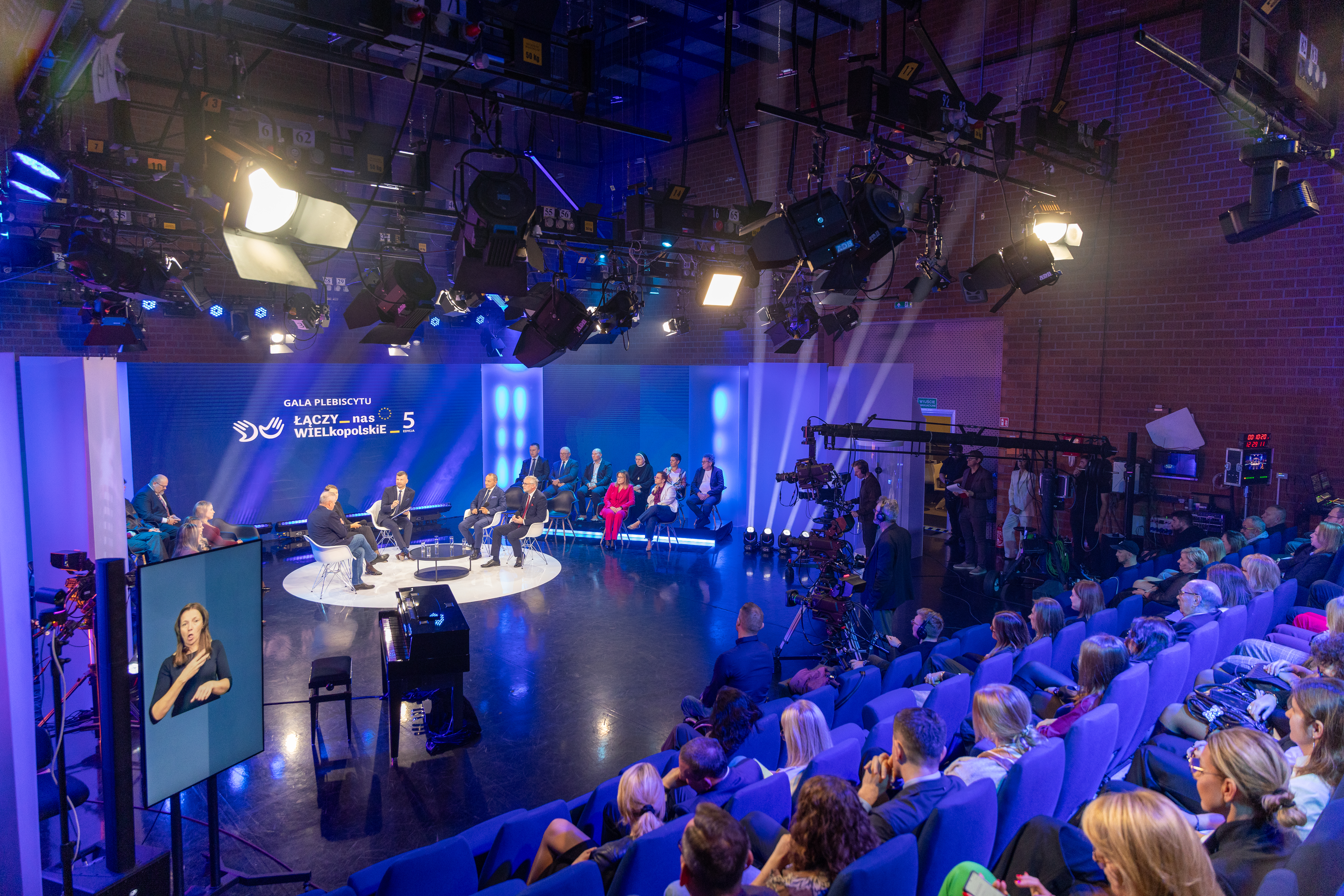 Na zdjęciu widać studio telewizyjne i widownie 