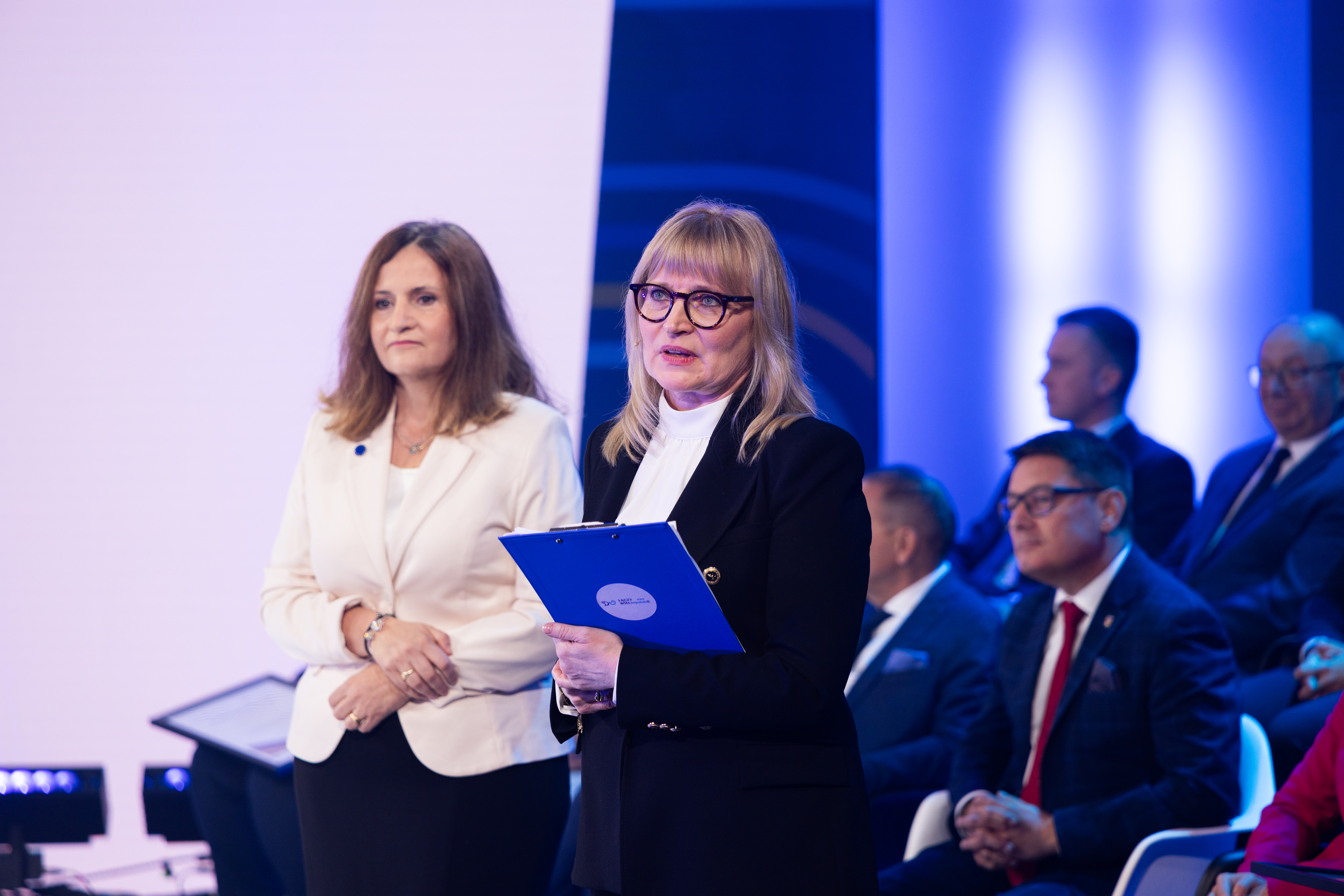 Na zdjęciu dwie kobiety z czarnej i białej marynarce