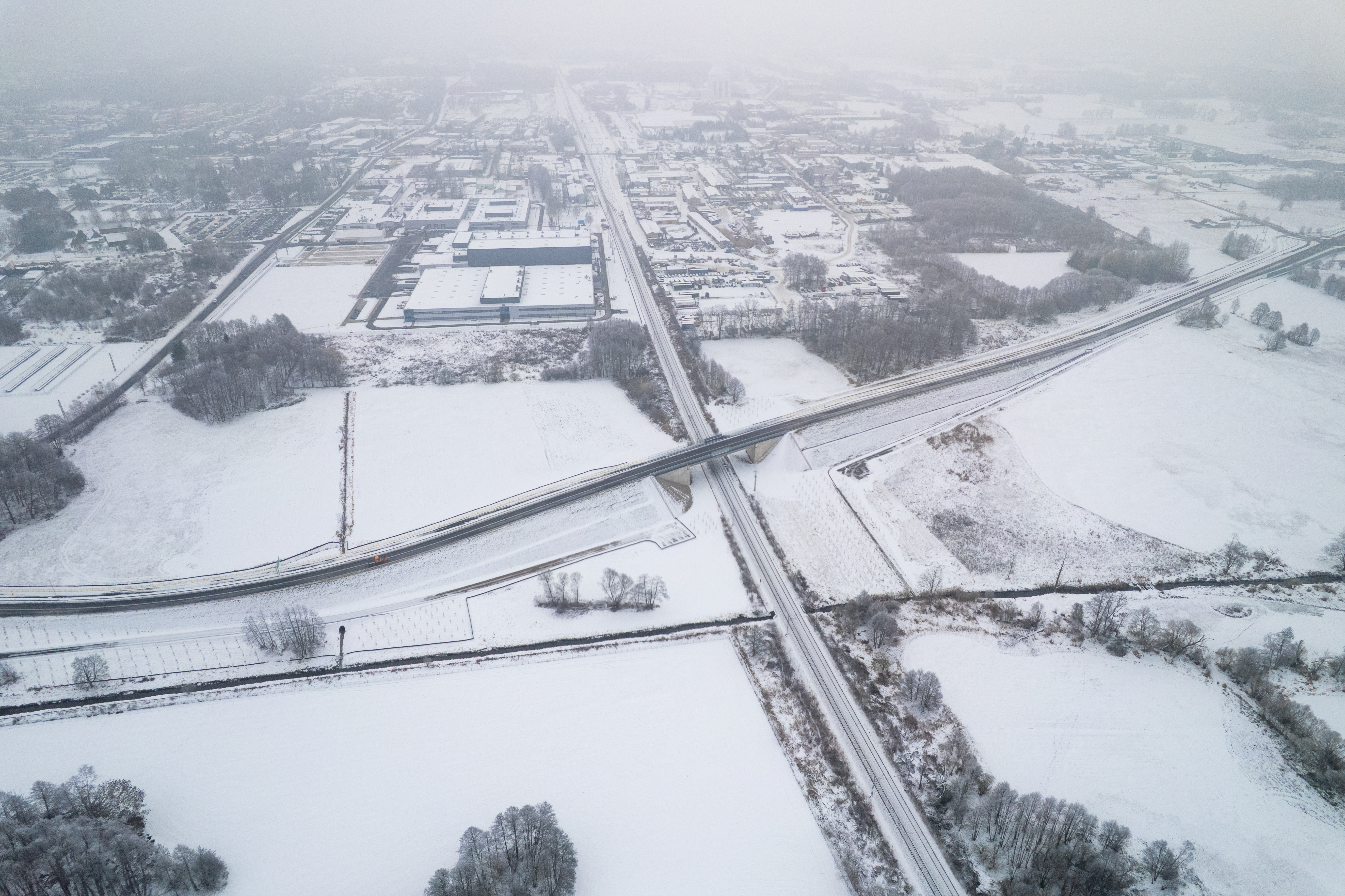 Widok z lotu ptaka na zaśnieżoną inwestycję 