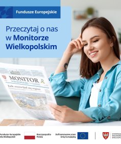 Na zdjęciu uśmiechnięta młoda kobieta, która trzyma w rękach gazetę Monitor Wielkopolski 