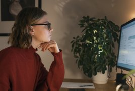kobieta siedzi przed ekranem komputera