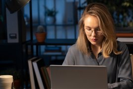 kobieta siedzi przed komputerem