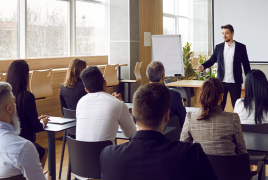 Grupa osób siedzących na sali