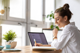 kobieta siedzi przed komputerem