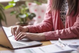 kobieta siedzi przed komputerem