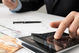 kalkulator leżący na biurku