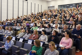 zdjęcie przedstawia ludzi siedzących na szkoleniu