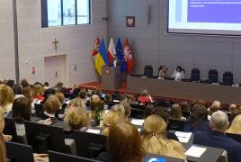 zdjęcia przedstawia ludzi siedzących na szkoleniu na sali sesyjnej 