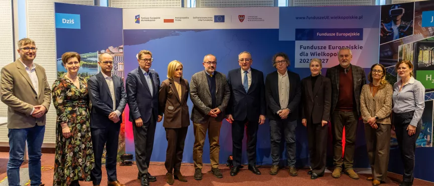 Na zdjęciu kilkanaście osób, w tle napis Fundusze Europejskie 