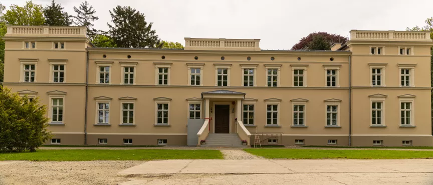 Widok na pałac z odnowioną elewacją 