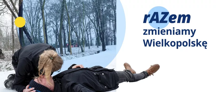 Na zdjęciu osoba leżąca na śniegu, którą reanimuję kobieta w blond włosach. Z prawem strony napis rAZem zmieniamy Wielkopolskę i Fundusze Europejskie