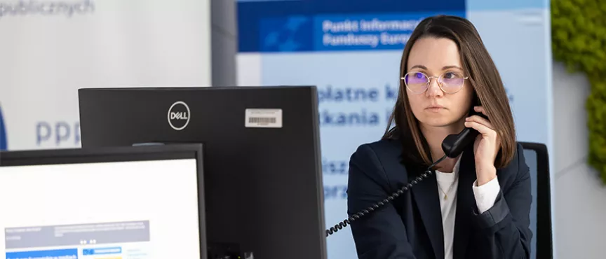 Konsultantka Punktu Informacyjnego rozmawia przez telefon