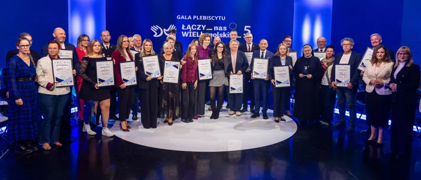 Na zdjęciu widać kilkanaście osób, w tle napis gala plebiscytu "Łączy nas WIELkopolskiE"