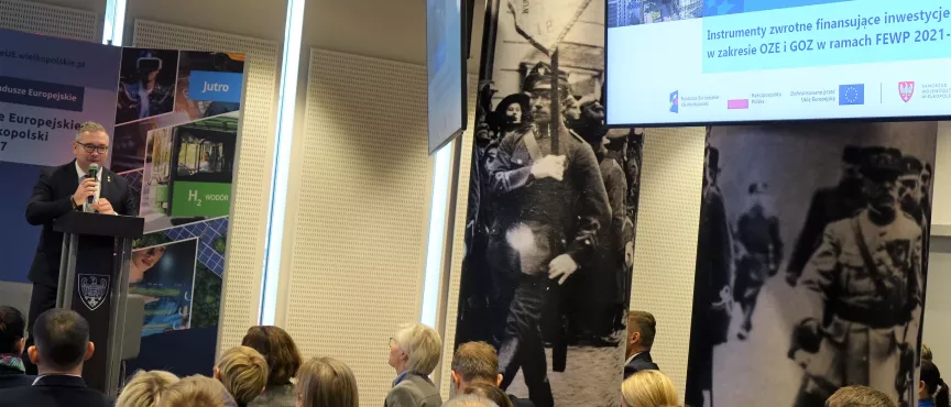 Na zdjęciu jeden mężczyzna, który przemawia do publiczności 