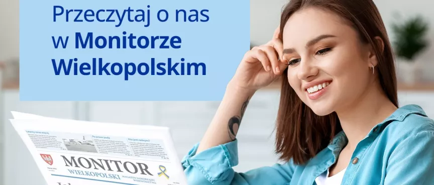 Na zdjęciu uśmiechnięta młoda kobieta, która trzyma w rękach gazetę Monitor Wielkopolski 