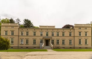 Widok na pałac z odnowioną elewacją 
