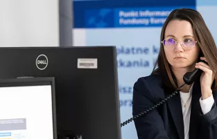 Konsultantka Punktu Informacyjnego rozmawia przez telefon