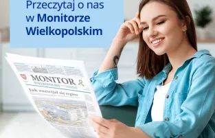 Na zdjęciu uśmiechnięta młoda kobieta, która trzyma w rękach gazetę Monitor Wielkopolski 